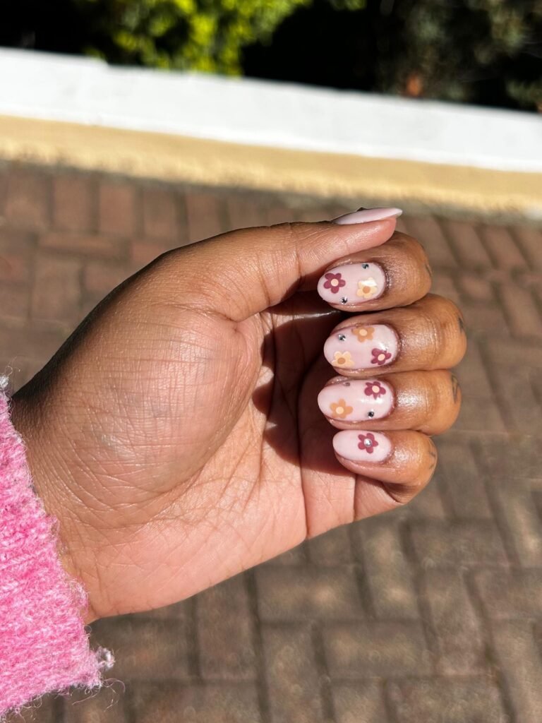 Mocha Daisy Accent Nails